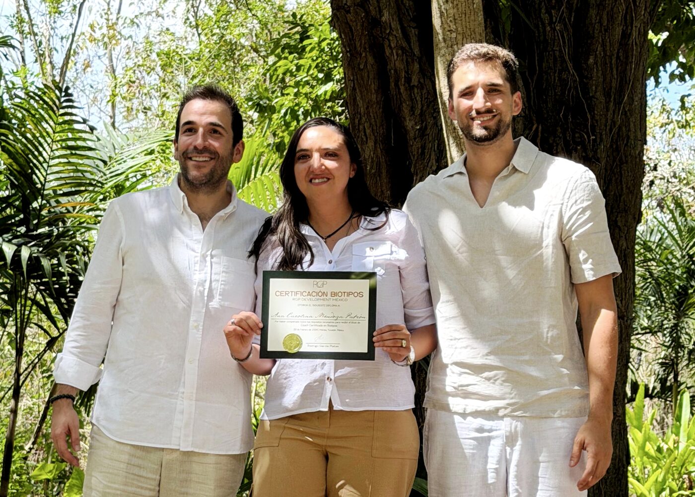 Carolina recibiendo su certificación en Biotipos